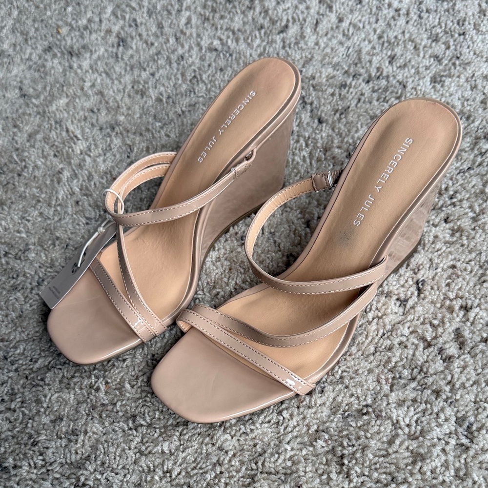 Sincerely Jules 🆕 NWT Nude Glossy Strappy Wedge Heels | New With Tags 8.5